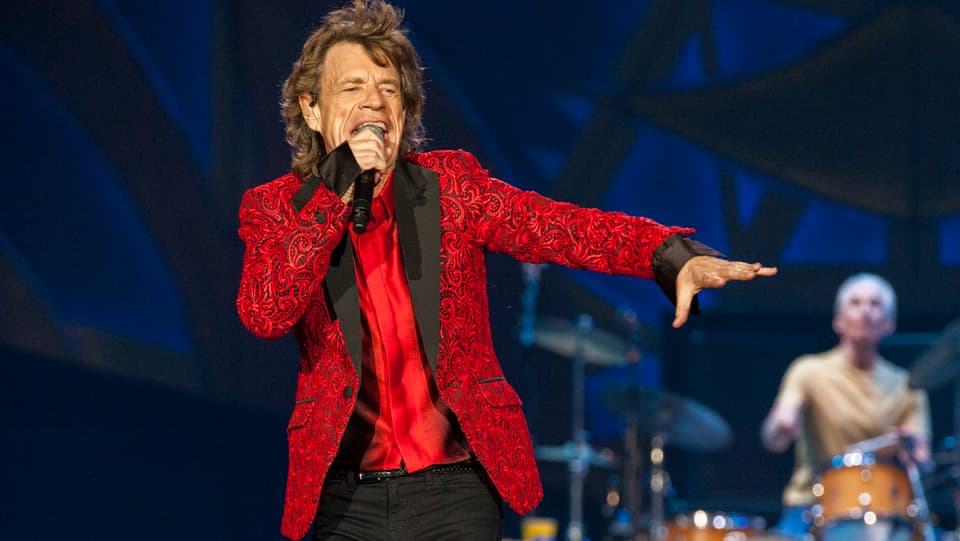 Mick Jagger auf der Bühne in einem roten Anzug