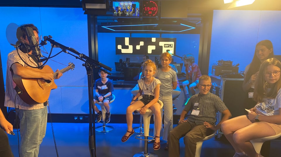 «Luusbuebe» und Kinder im Radiostudio.