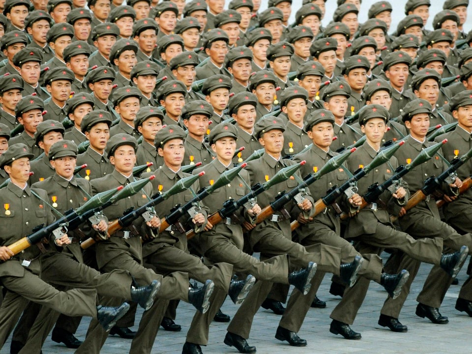 Militärparade in Nordkorea. Die Soldaten marschieren in einer eindrücklichen, aber auch etwas umheimlich genauen Ordnung.