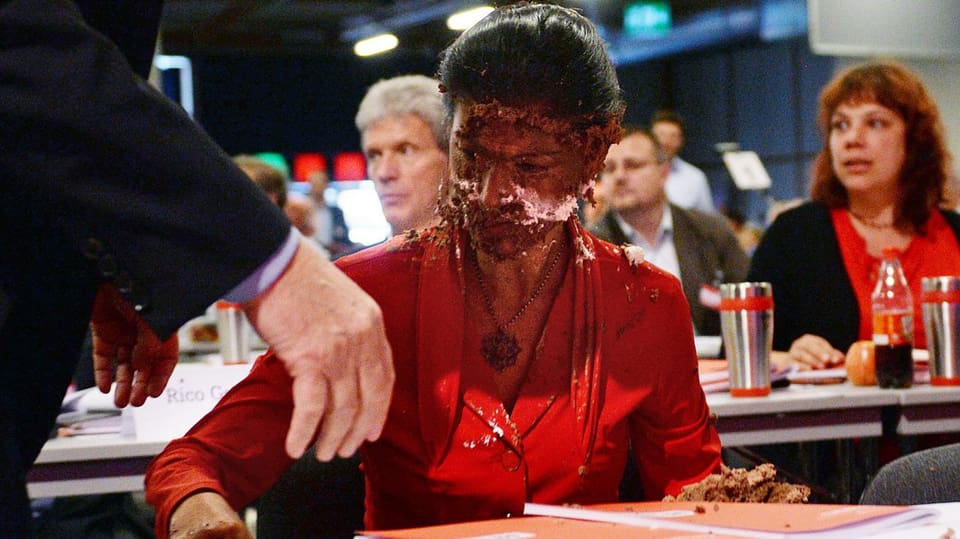 Bild von Sarah Wagenknecht mit Tortenstücken im Gesicht.
