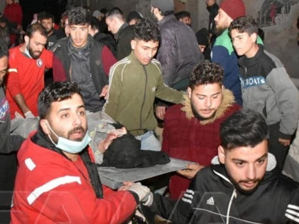 Auch in der syrischen Stadt Hama helfen Freiwillige den offiziellen Rettungskräften, Verletzte zu bergen.