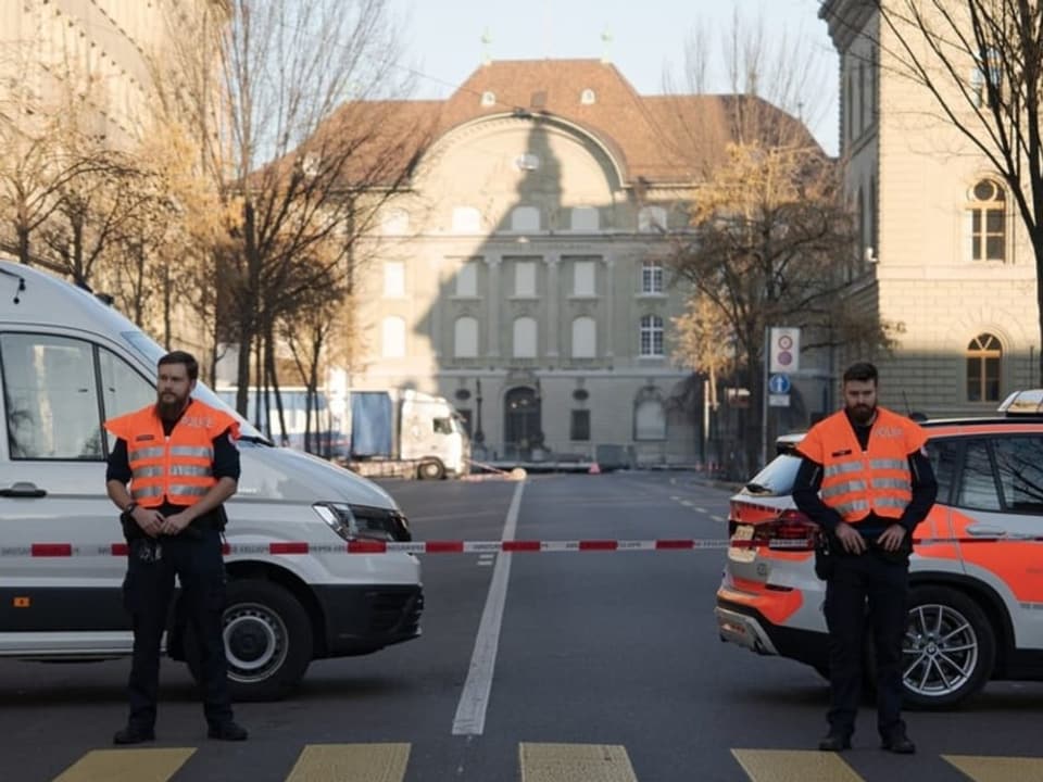 Zwei Polizisten vor dem Bundesplatz