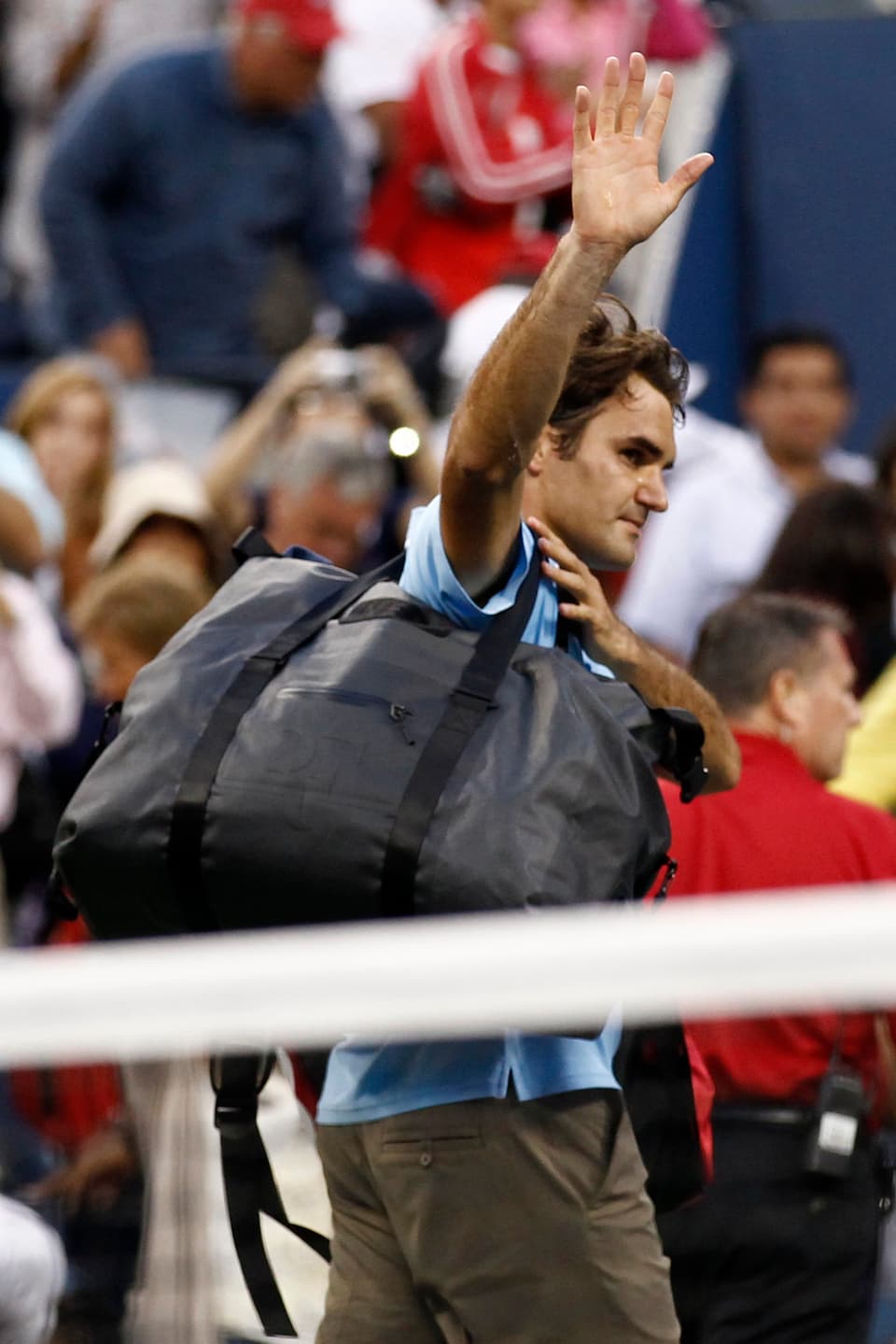 Roger Federer winkt.