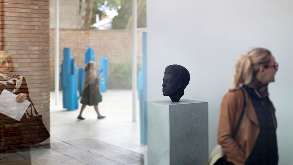 Rekonstruktion der Giacometti-Büste von Flora Mayo, im Hintergrund die blauen Skulpturen von Carol Bove.
