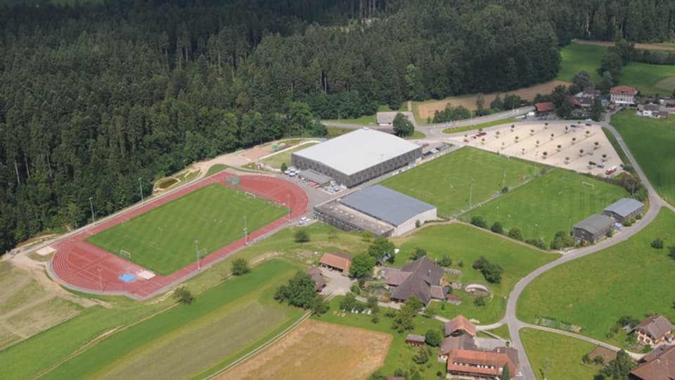 Luftbild des Campus mit Fussballfeld und Gebäuden.