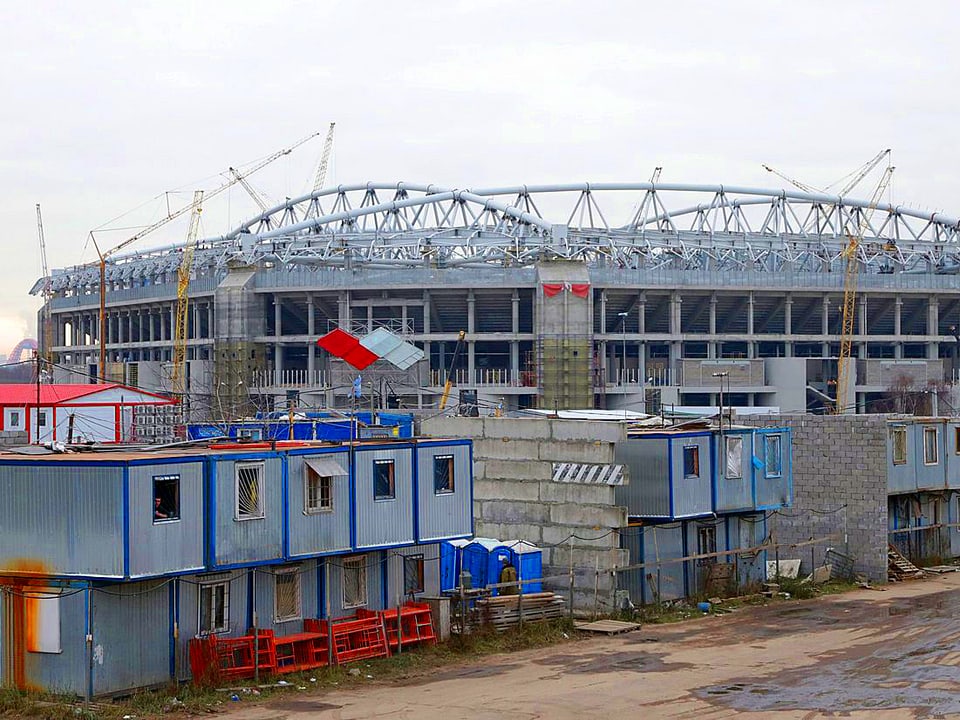 Blick auf das halb fertige Spartak-Stadion ind Moskau.