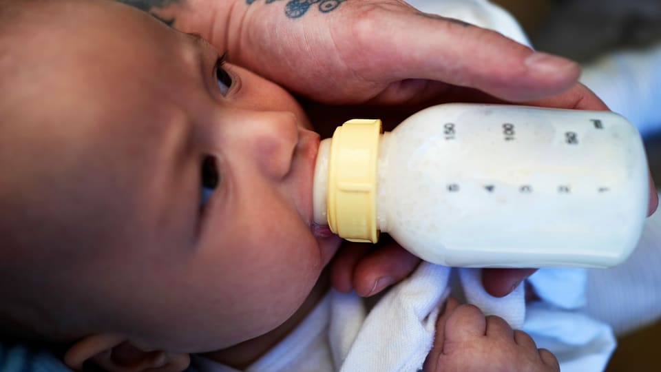 Baby trinkt aus Flasche