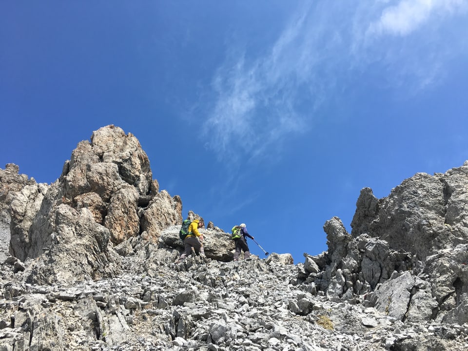 Zwei Bergsteiger im Fels.