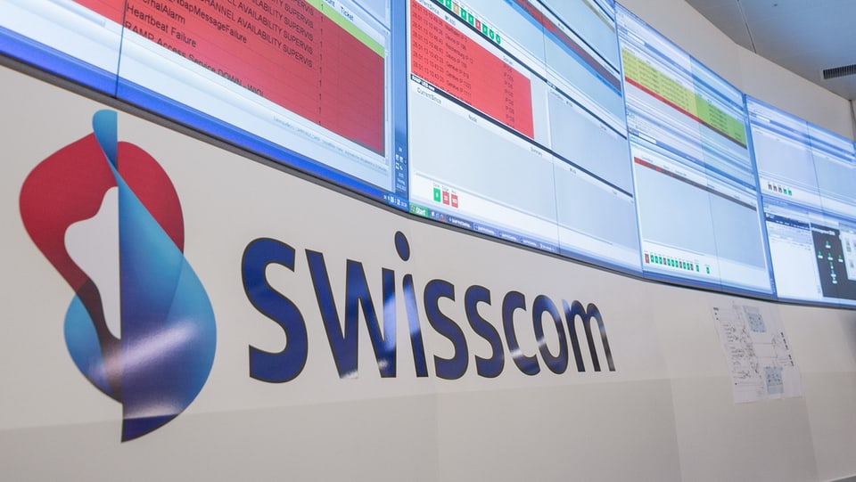 Das Logo der Swisscom steht an einer weissen Wand geschrieben.