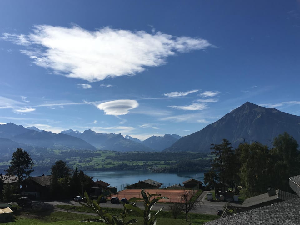 Sonderbare Wolkenbildung über Sigriswil in Form eines UFOS über dem Thunersees.