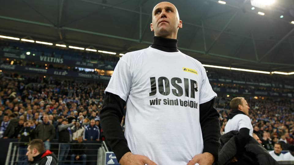 Gladbach-Coach André Schubert mit einem Trikot mit der Aufschrift «Josip, wir sind bei dir»
