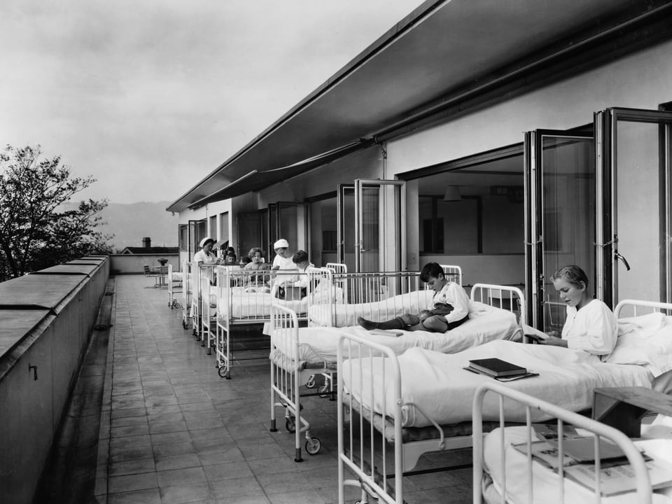 Betten stehen auf der Terrasse vom Kinderspital.