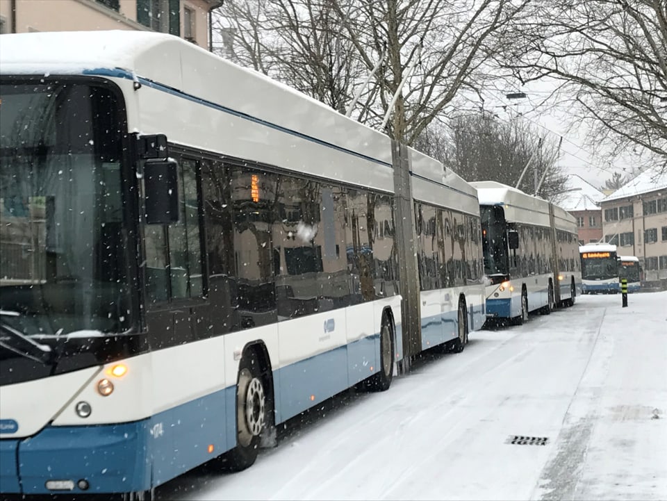 Hier stehen gleich sechs Busse der Linie 46 in Zürich.