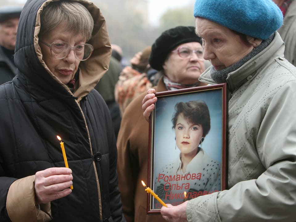 Angehörige der Opfer der Geiselnahme im Dubrowka-Theater