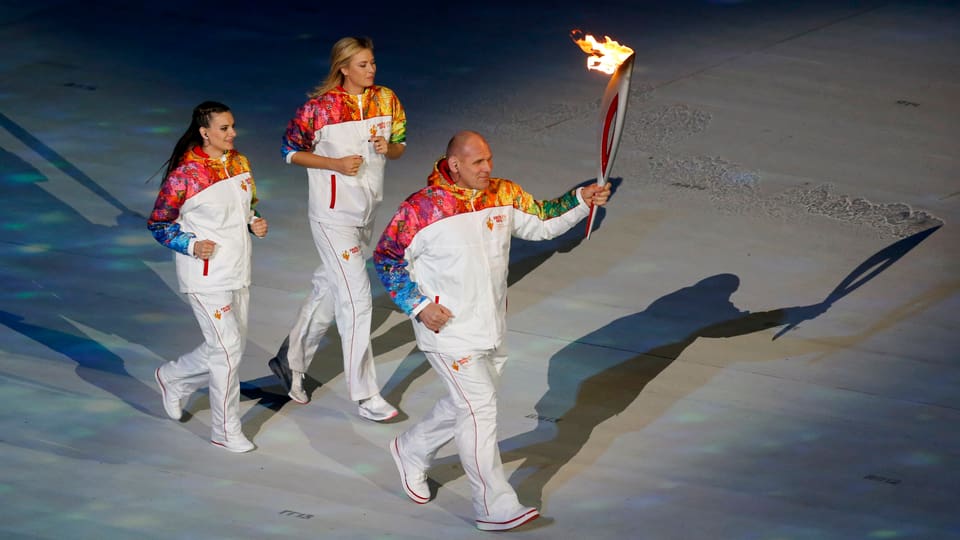 Tennisspielerin Maria Scharapowa (Mitte), Stabhochspringerin Jelena Isinbajewa und Ringer Alexander Karelin tragen die Flamme in die Arena.