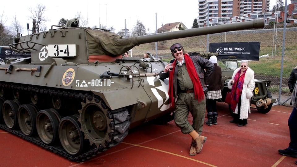 Niklas Nikolajsen posiert vor seinem Panzer