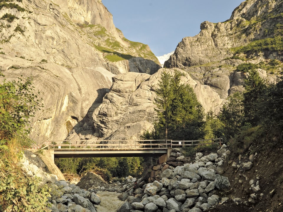 Brücke über die Schwarze Lütschine bei Grindelwald.