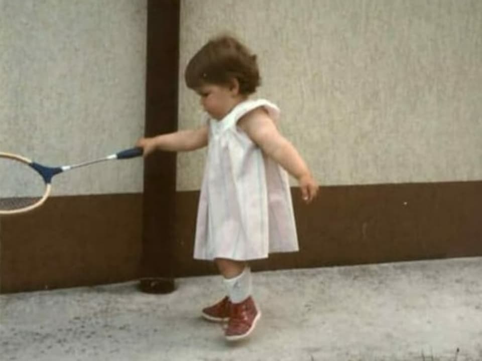 Jasmin als Kleinkind mit einem Badminton-Schläger in der Hand