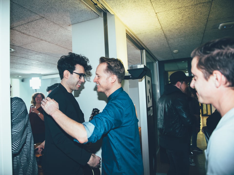 Herzlicher Handshake zwischen Noah Veraguth von Pegasus (links) und Hecht-Sänger Stefan Buck. 