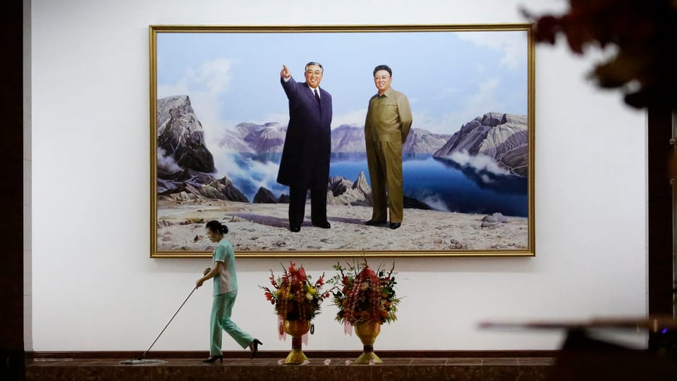 Portraits von Kil Il Sung und Kim Jong Il in einem Hotel in Pjöngjang.
