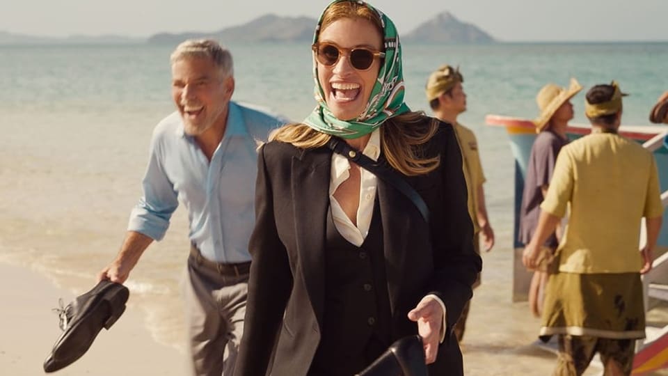 Julia Roberts und George Clooney an einem Strand in Bali.