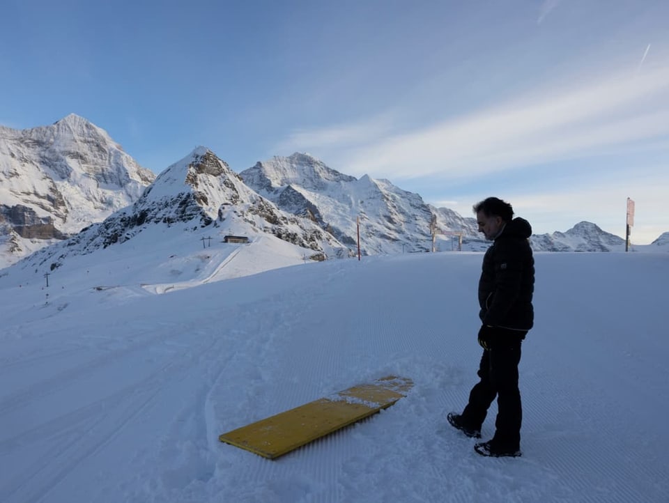 Gerry Hofstetter steht im Schnee vor dem Eiger