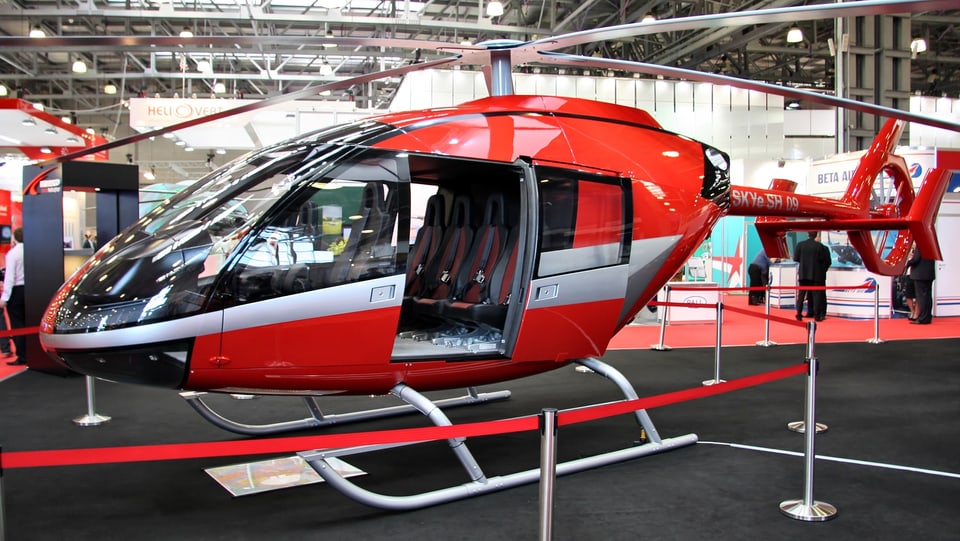 Der neue Helikopter von der Seite: rot und silbern. 