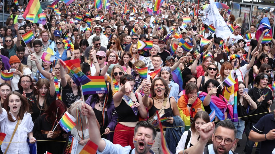 Thousands of people take part in the annual LGBT parade in Warsaw (June 17, 2023).
