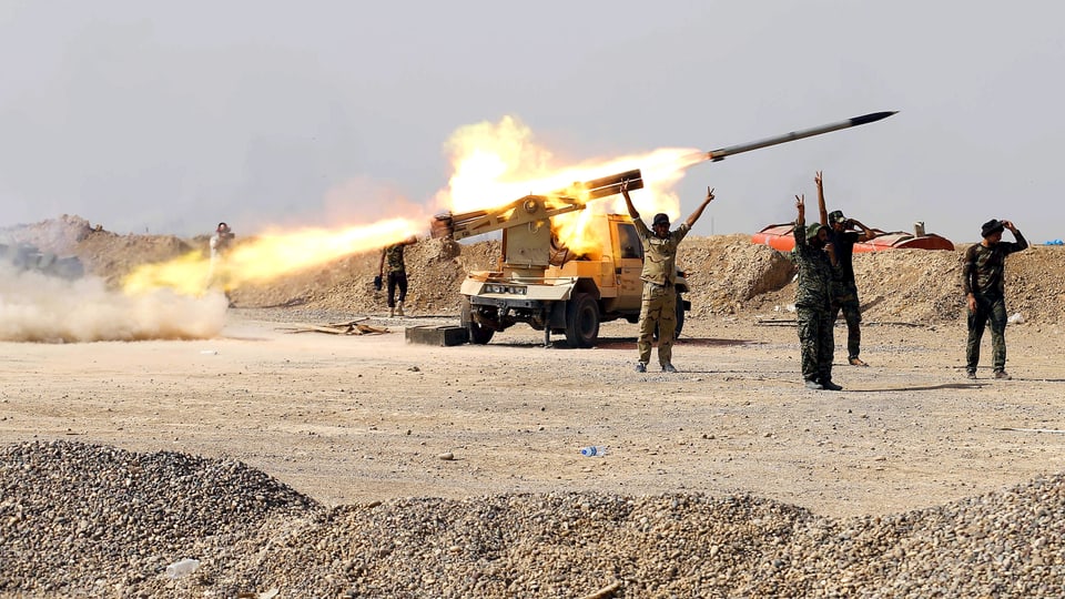 Schiitische Rebellenmiliz feuert eine Kurzstreckenrakete auf Stellungen des IS.