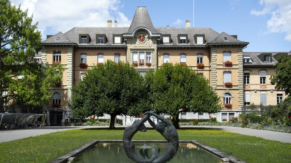 Historisches Gebäude mit Uhrenturm in der Mitte