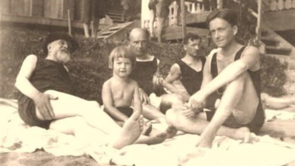 Historisches Bild, das den Schweizer Schriftsteller Carl Spitteler und dessen Familie in einem Freibad zeigt.