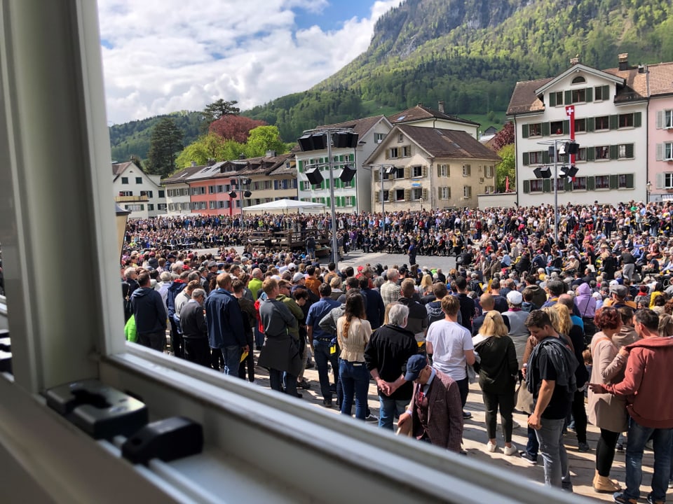 Blick aus einem Hausfenster auf den Ring