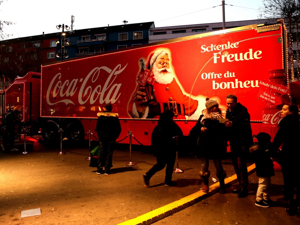 Der Weihnachtsmann auf einem Coca-Cola-Lastwagen.