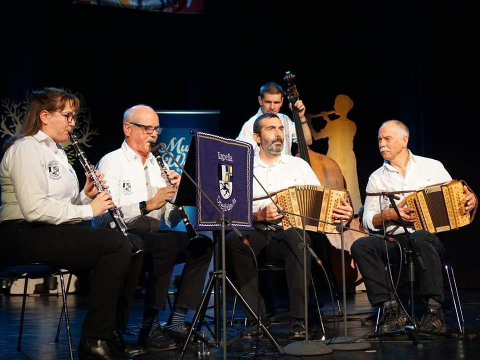 Musiker:innen spielen auf der Bühne.