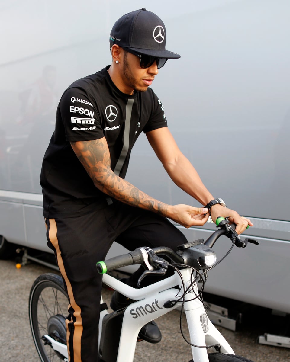 Lewis Hamilton auf dem Fahrrad.