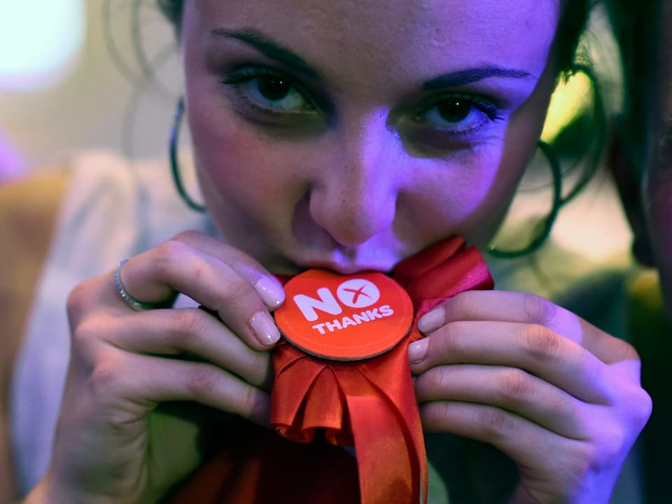 Eine Unabhängigkeitsgegnerin in Glasgow küsst einen «No»-Button