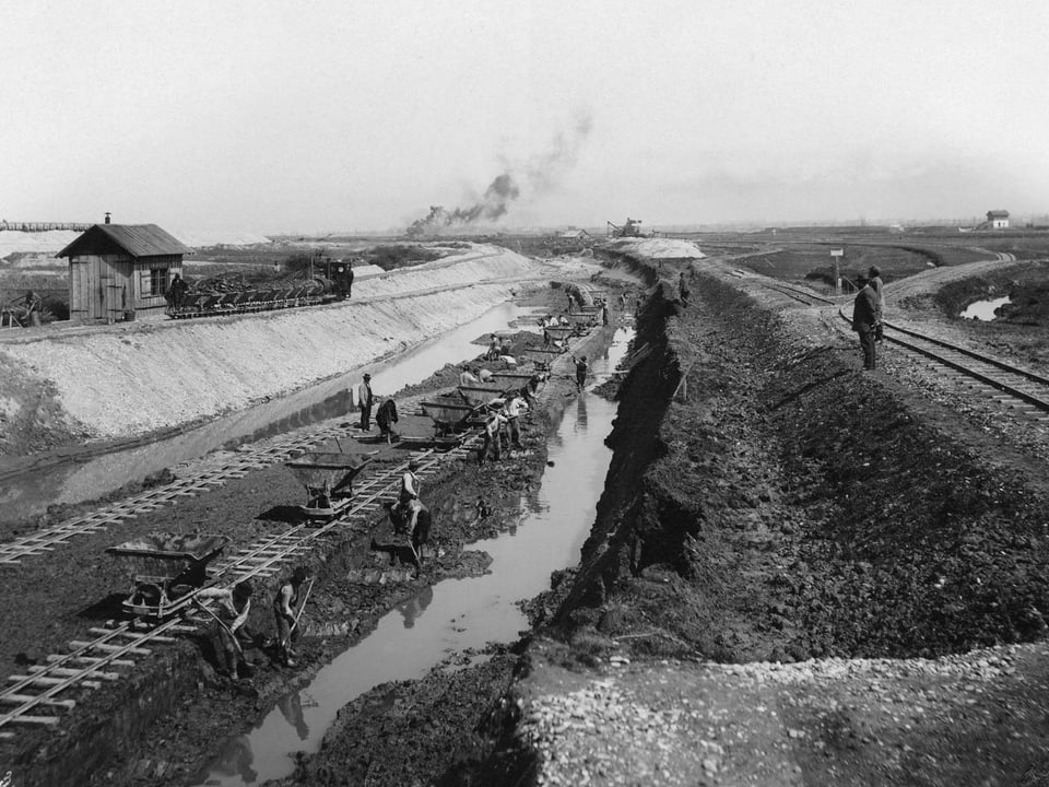 Schwarzweissbild von Arbeitern, die einen Kanal graben