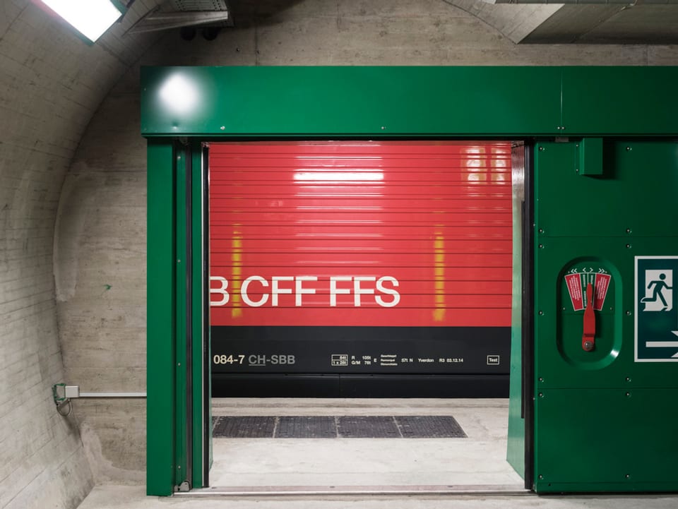 Geöffnete grüne Tür, dahinter eine rote SBB-Lokomotive