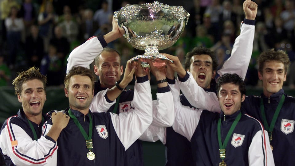 Das französische Davis-Cup-Team von 2001 stemmt gemeinsam den Pokal in die Höhe.