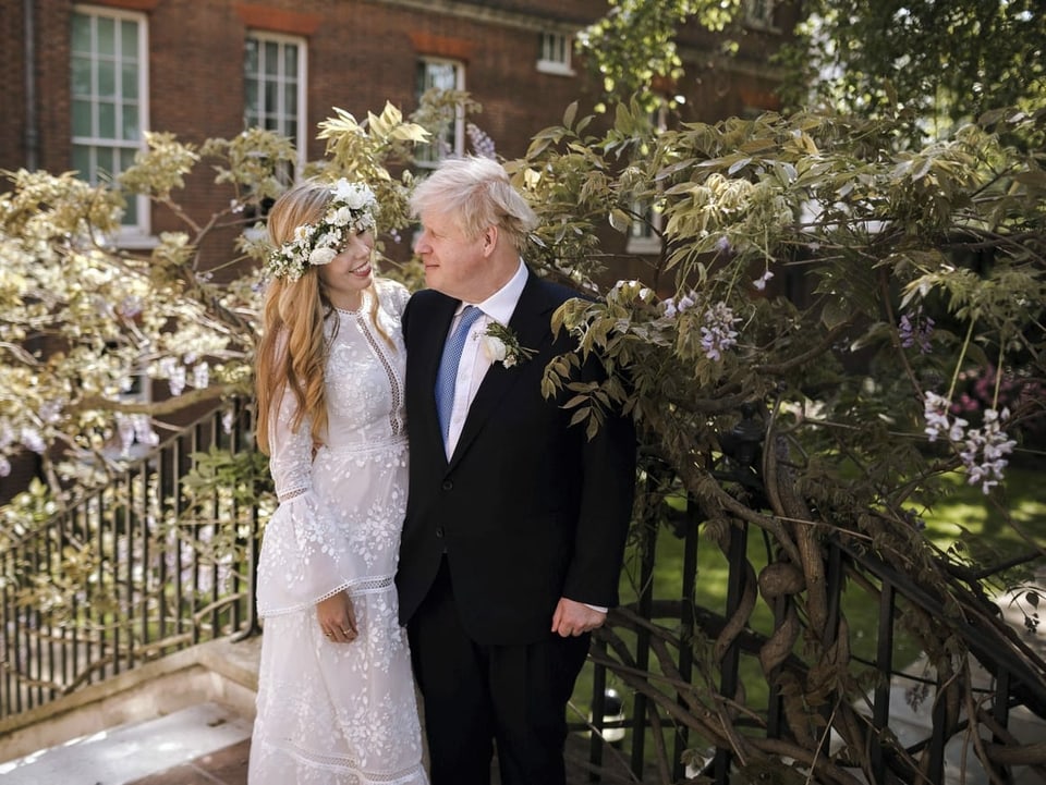 Carrie Johnson (im Hochzeitskleid) und Boris Johnson posieren für ein Foto