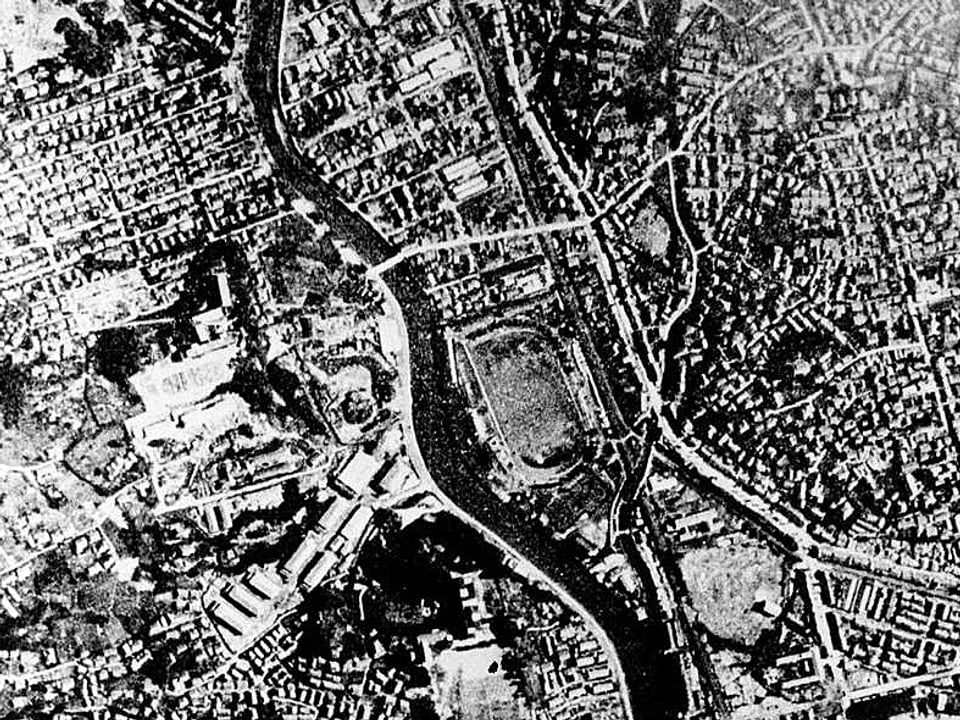 Nagasaki von oben und vor dem Atombombenangriff am 9. August 1945.