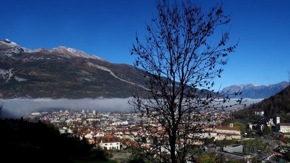 Trotz Föhn zeitweise Nebel Blick auf Chur und das Rheintal mit einer Nebelwurst Richtung Calanda.