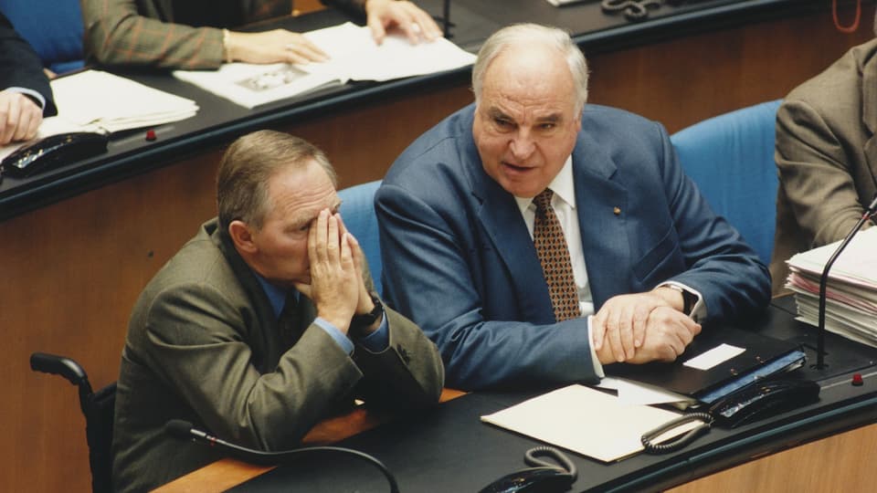 Bundeskanzler Helmut Kohl sitzt neben dem Fraktionsvorsitzenden der CDU/CSU Dr. Wolfgang Schäuble im Bundestag in Bonn