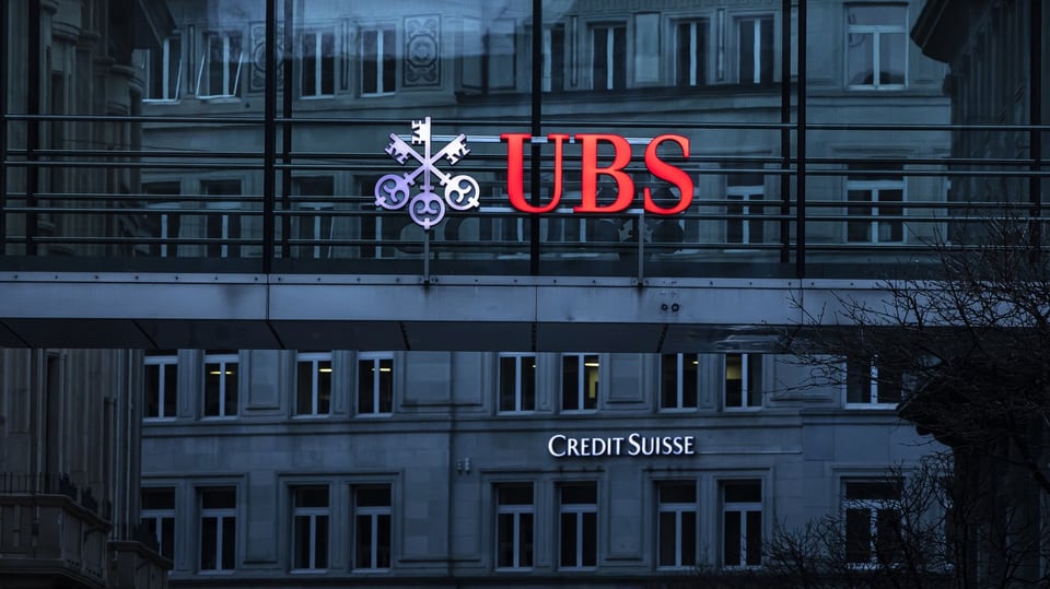 Gebäude mit den Logos beider Banken.