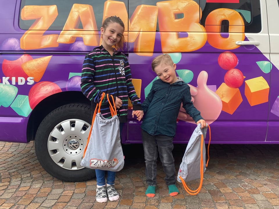 Julia und Matteo stehen vor dem Zambo-Bus