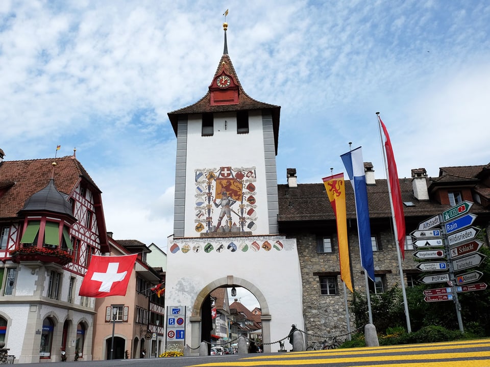 Ein historischer Turm am Eingang zur Altstadt von Sempach.