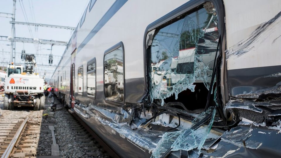 Die aufgerissene Seite des Waggons, die vom kippenden Kran getroffen wurde