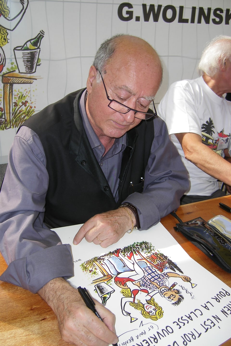 Georges Wolinski zeichnet eine Karikatur an der Fête de l'Humanité.
