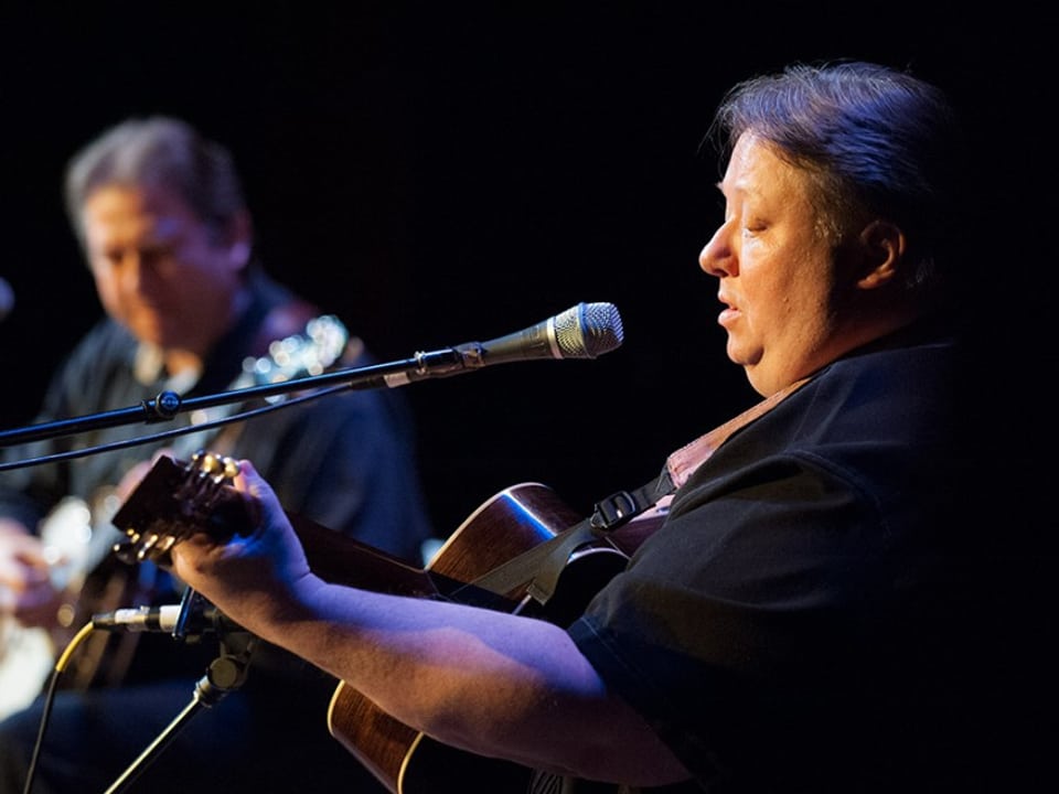 Uwe und Jens Krüger spielen Banjo auf der Bühne.