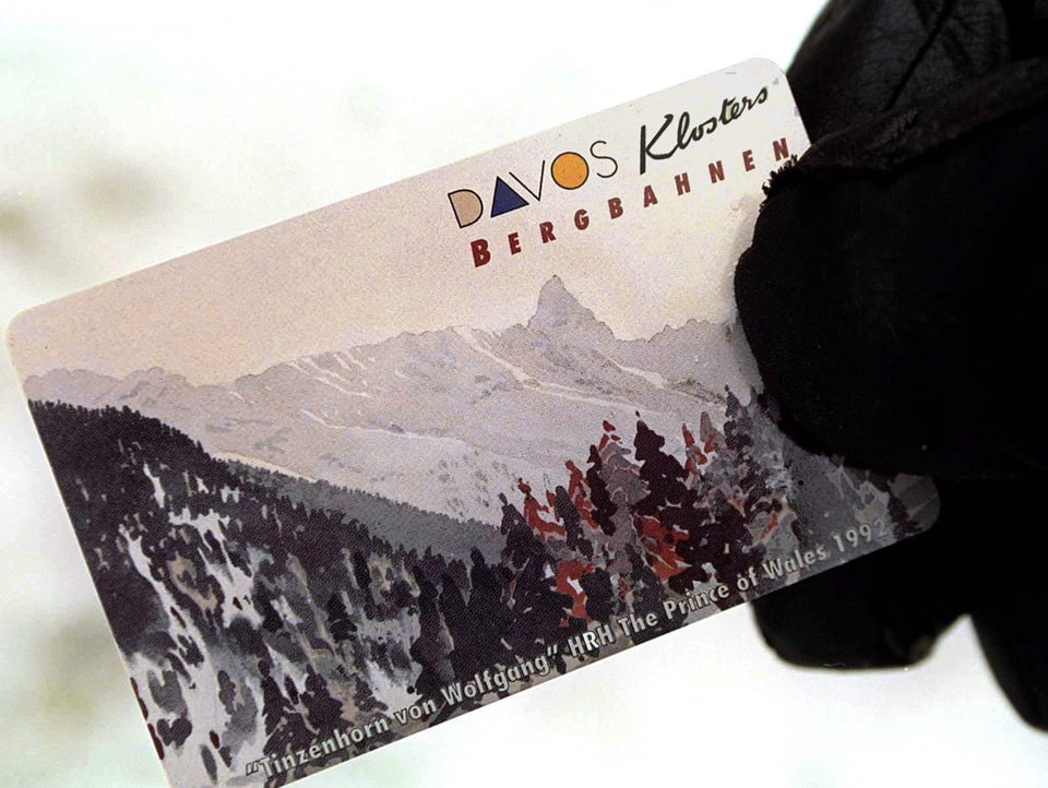 Behandschuhte Hand hält Ticket mit aufgedrucktem Wasserfarbenbild